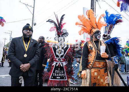 Zulu Tramps in komplexen und farbenfrohen Kostümen und Gesichtsfarbe tanzen während ihrer jährlichen Mardi Gras-Parade durch die Straßen von New Orleans. Stockfoto