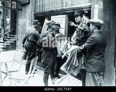 Mitglieder der Sturmabteilung (SA, die berüchtigten Brownshirts) während des Boykotts jüdischer Unternehmen vom 1. April 1933. Hier werden sie in Berlin gesehen, die Schilder verteilen, die man in der Stadt aufstellen kann. Der Boykott jüdischer Unternehmen war die erste direkte antijüdische Aktion, die zum Ausschluss der Juden aus der Gesellschaft und schließlich zur Vernichtung führte und nur zwei Monate nach Hitlers Machtergreifung stattfand. Stockfoto