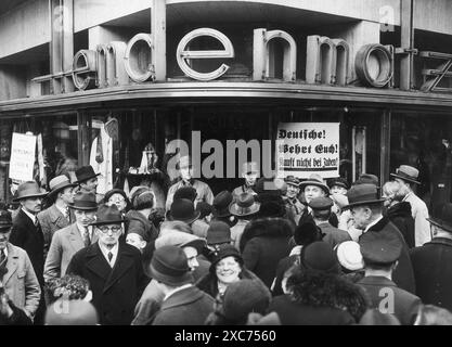 Mitglieder der Sturmabteilung (SA, die berüchtigten Brownshirts) während des Boykotts jüdischer Unternehmen vom 1. April 1933. Hier sieht man, wie sie den Eingang zu einem Geschäft in Berlin blockieren. Der Boykott jüdischer Unternehmen war die erste direkte antijüdische Aktion, die zum Ausschluss der Juden aus der Gesellschaft und schließlich zur Vernichtung führte und nur zwei Monate nach Hitlers Machtergreifung stattfand. Stockfoto