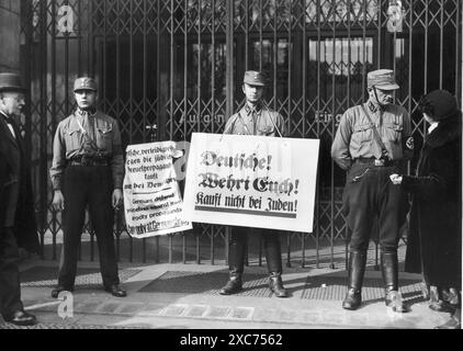 Mitglieder der Sturmabteilung (SA, die berüchtigten Brownshirts) während des Boykotts jüdischer Unternehmen vom 1. April 1933. Hier sehen Sie, wie sie den Eingang zum Tietz Kaufhaus in Berlin blockieren. Der Boykott jüdischer Unternehmen war die erste direkte antijüdische Aktion, die zum Ausschluss der Juden aus der Gesellschaft und schließlich zur Vernichtung führte und nur zwei Monate nach Hitlers Machtergreifung stattfand. Stockfoto