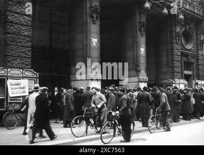 Mitglieder der Sturmabteilung (SA, die berüchtigten Brownshirts) während des Boykotts jüdischer Unternehmen vom 1. April 1933. Hier werden die Menschenmassen gesehen, die den Eingang zu einem Geschäft in Berlin blockieren. Der Boykott jüdischer Unternehmen war die erste direkte antijüdische Aktion, die zum Ausschluss der Juden aus der Gesellschaft und schließlich zur Vernichtung führte und nur zwei Monate nach Hitlers Machtergreifung stattfand. Stockfoto