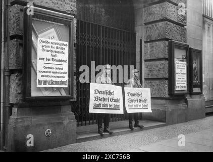 Mitglieder der Sturmabteilung (SA, die berüchtigten Brownshirts) während des Boykotts jüdischer Unternehmen vom 1. April 1933. Hier wird man sehen, wie sie den Eingang zu Georg Cohns Laden in Berlin blockieren. Der Boykott jüdischer Unternehmen war die erste direkte antijüdische Aktion, die zum Ausschluss der Juden aus der Gesellschaft und schließlich zur Vernichtung führte und nur zwei Monate nach Hitlers Machtergreifung stattfand. Stockfoto