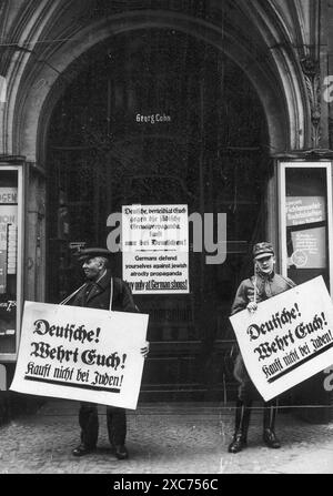 Mitglieder der Sturmabteilung (SA, die berüchtigten Brownshirts) während des Boykotts jüdischer Unternehmen vom 1. April 1933. Hier wird man sehen, wie sie den Eingang zu Georg Cohns Laden in Berlin blockieren. Der Boykott jüdischer Unternehmen war die erste direkte antijüdische Aktion, die zum Ausschluss der Juden aus der Gesellschaft und schließlich zur Vernichtung führte und nur zwei Monate nach Hitlers Machtergreifung stattfand. Stockfoto