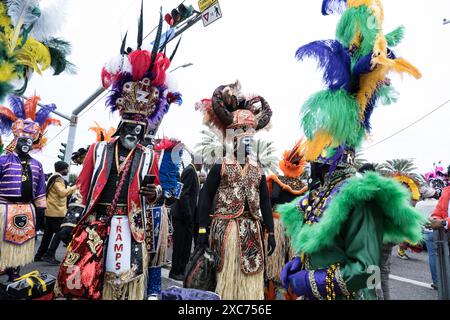 Zulu Tramps in komplexen und farbenfrohen Kostümen und Gesichtsfarbe tanzen während ihrer jährlichen Mardi Gras-Parade durch die Straßen von New Orleans. Stockfoto