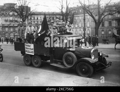 Ein Lkw mit Mitgliedern der Sturmabteilung (SA, die berüchtigten Brownshirts) in den Straßen Berlins. Das Auto ist mit Schildern/Plakaten mit dem anti-jüdischen Slogan „Deutsche! Wehrt Euch! Kauft nicht bei Juden! ('Deutsche! Verteidigen Sie sich! Kaufen Sie nicht von Juden!"). Dies war Teil einer landesweiten antisemitischen Boykott- und Propagandakampagne, die jüdische Unternehmen am 1. April 1933 schikanierte. Stockfoto