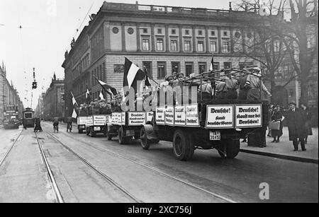 Ein Lastwagenkonvoi mit Paramilitärs, der sich auf den Boykott jüdischer Unternehmen am 1. April 1933 vorbereitete. Zu dieser Zeit, kurz nach Hitlers Ernennung zum Kanzler, gab es viele rechtsextreme Hassgruppen, bis sie alle in den Sturmabteilug (SA, die berüchtigten Brownshirts) eingegliedert wurden. Diese Männer sind Mitglieder der Bismarckjugend, dem Jugendflügel der Deutschen Volkspartei Stockfoto