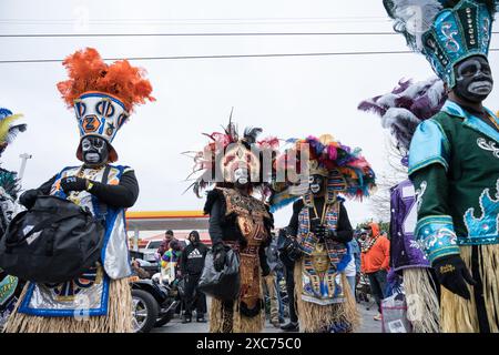 Zulu Tramps in komplexen und farbenfrohen Kostümen und Gesichtsfarbe tanzen während ihrer jährlichen Mardi Gras-Parade durch die Straßen von New Orleans. Stockfoto