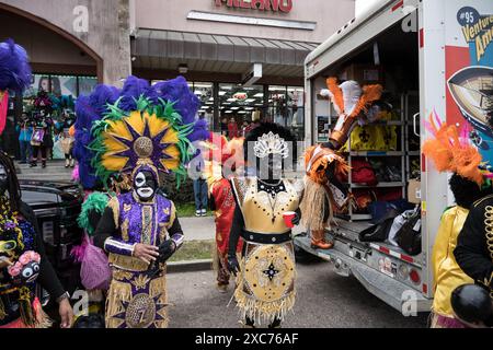 Zulu Tramps in komplexen und farbenfrohen Kostümen und Gesichtsfarbe tanzen während ihrer jährlichen Mardi Gras-Parade durch die Straßen von New Orleans. Stockfoto