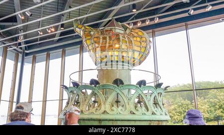 Die Fackel der Freiheitsstatue ist ein Symbol für Freiheit und Demokratie. Isoliert auf weißem Hintergrund. New York NY USA 30.07.2023 Stockfoto