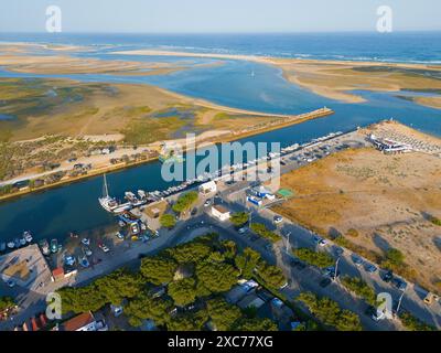 Hafen und kleiner Fluss, der durch eine Stadt verläuft, mit Booten und Sandgebieten, Blick aus der Luft, Fuseta, Fuzeta, Faro, Algarve, Portugal Stockfoto