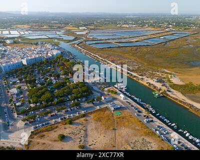 Küstenstadt mit einem Kanal, der durch die Landschaft und die Stadt führt, aus der Vogelperspektive, Fuseta, Fuzeta, Faro, Algarve, Portugal Stockfoto