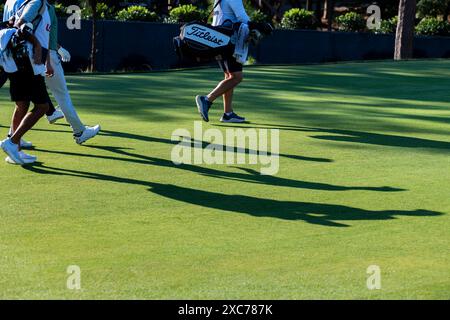 Pinehurst, North Carolina, USA. Juni 2024. Spieler und Caddies werfen Schatten auf dem 10. Fairway während der zweiten Runde der 124. U.S. Open am 14. Juni 2024 im Pinehurst Resort & Country Club (Kurs Nr. 2) in Pinehurst, North Carolina. (Kreditbild: © Timothy L. Hale/ZUMA Press Wire) NUR REDAKTIONELLE VERWENDUNG! Nicht für kommerzielle ZWECKE! Stockfoto