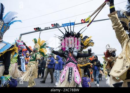 Zulu Tramps in komplexen und farbenfrohen Kostümen und Gesichtsfarbe tanzen während ihrer jährlichen Mardi Gras-Parade durch die Straßen von New Orleans. Stockfoto