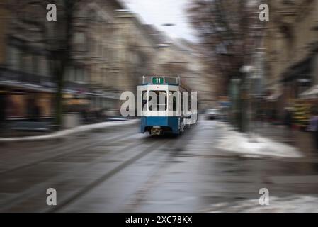 Straßenbahn in der Stadt Zürich in der berühmten Bahnhofstraße im Winter in Zürich, Schweiz Stockfoto