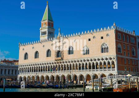 Wunderschöner Herzogspalast und Glockenturm des Markusplatzes und Canal Grande mit vielen Gondeln an einem sonnigen Tag in Venedig, Venetien, Italien Stockfoto