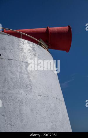 Metallische Radarinstallation mit rotem Horn, die im Sonnenlicht gegen einen blauen Himmel leuchtet, lerwick, shetlands, Schottland, Großbritannien Stockfoto