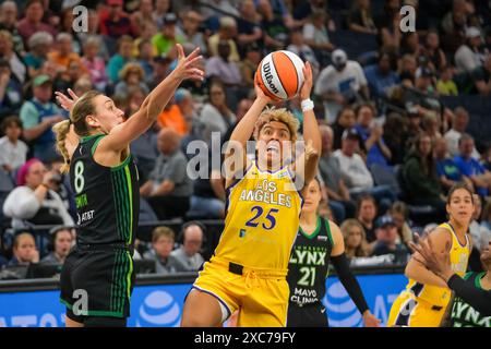 Minneapolis, Minnesota, USA. Juni 2024. LAYSHIA CLARENDON (25) spielt am 14. Juni 2024 in einem WNBA-Spiel zwischen den Minnesota Lynx und den Los Angeles Sparks im Target Center gegen ALANNA SMITH (8). Die Lynx gewann 81:76. (Kreditbild: © Steven Garcia/ZUMA Press Wire) NUR REDAKTIONELLE VERWENDUNG! Nicht für kommerzielle ZWECKE! Stockfoto