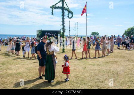 Traditionelle Mittsommerfeier mit Tanz rund um die Maidose in Smygehuk, Smygehamn, Gemeinde Trelleborg, Skane County, Schweden, Skandinavien Stockfoto