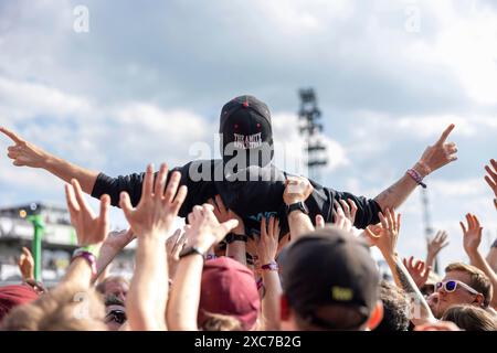 Adenau, 7. Juni 2024: Fans Crowdsurfen während Enter Shikari im Rock am Ring spielen. Das Festival findet auf der Nürburgring-Rennstrecke statt Stockfoto