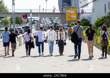 Adenau, 8. Juni 2024: Fans auf dem Weg von einem der Campingplätze Rock am Ring zum Festivalgelände. Das Festival findet im statt Stockfoto