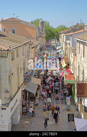 Menschen auf der Grand Rue Jean Jaures und Dekoration mit Wimpelkette, Touristen, Spaziergänge, Einkaufen, Geschäfte, Jaures, Menschenmenge, Aussicht von oben Stockfoto