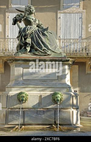 Brunnen und Denkmal mit Skulptur von Marquise de Sevigne, Madame, Französisch, Aristokratie, Adlige, Stift, Schriftsteller, Autor, sitzend, historisch Stockfoto