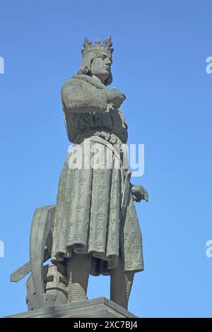 Skulptur Saint Louis, Louis der Heilige, Louis IX., Französisch, Französisch, könig, Statue mit Krone und Schwert, Denkmal, Brunnen, Place Saint Louis Stockfoto