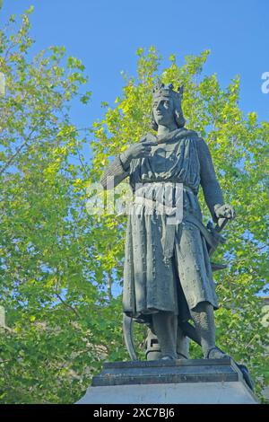 Skulptur Saint Louis, Louis der Heilige, Louis IX., Französisch, Französisch, könig, Statue mit Krone und Schwert, Denkmal, Brunnen, Place Saint Louis Stockfoto