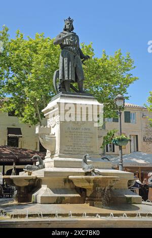 Denkmal und Brunnen für Saint Louis, Louis dem Heiligen, Louis IX., Französisch, Französisch, könig, Skulptur, Place Saint Louis, Aigues-Mortes, Gard, Camargue Stockfoto