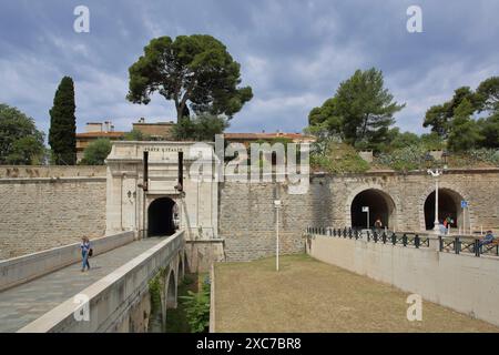 Historische Stadtbefestigungen mit Porte d'Italie, Place Armand Valle, Stadttor, Stadtmauer, Toulon, Var, Provence, Frankreich Stockfoto