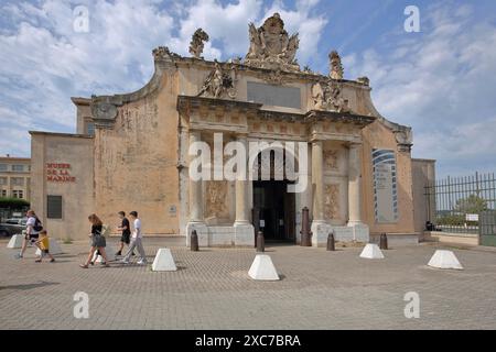 Porte Monumentale de l'Arsenal und Musee National de la Marine, Marine National Museum, Stadttor, Besucher, Place Monsenergue, Toulon, Var Stockfoto