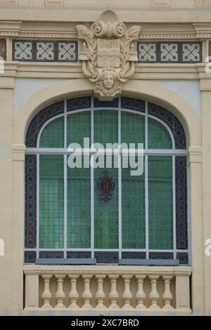 Fenster mit Dekorationen auf der Villa Caisse d'Epargne, Buntglasfenster, Attika, L'Isle-sur-la-Sorgue, Vaucluse, Provence, Frankreich Stockfoto