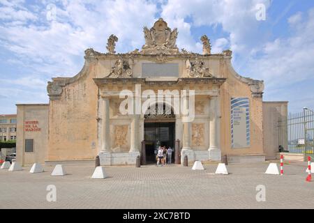 Porte Monumentale de l'Arsenal und Musee National de la Marine, Marine National Museum, Stadttor, Besucher, Place Monsenergue, Toulon, Var Stockfoto