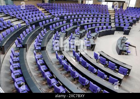 Leerer Plenarsaal im Deutschen Bundestag, ausgestattet mit Bürodrehstühlen in der Sonderfarbe Reichstag Blau, Berlin, 13.06.2024., Berlin Stockfoto