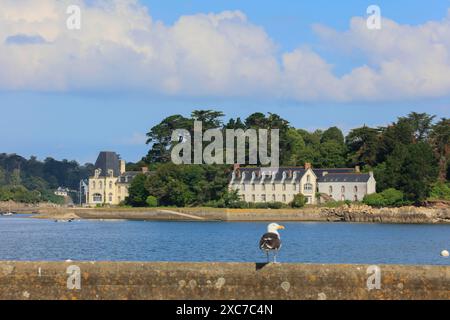 Historische Gebäude auf der Insel Ile Tristan vor Douarnenez, Département Finistere Penn AR Bed, Region Bretagne Breizh, Frankreich Stockfoto