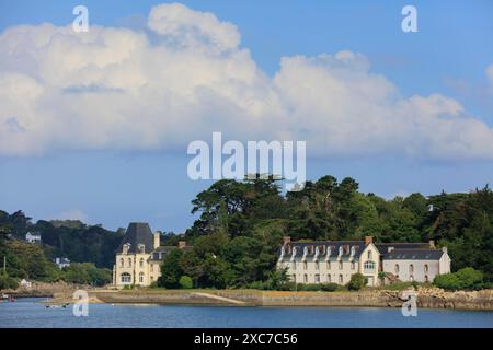 Historische Gebäude auf der Insel Ile Tristan vor Douarnenez, Département Finistere Penn AR Bed, Region Bretagne Breizh, Frankreich Stockfoto