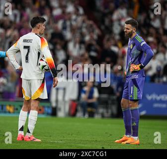 München, UEFA Euro 2024 Gruppenspiel zwischen Deutschland und Schottland in München. Juni 2024. Kai Havertz (L) spricht mit Angus Gunn, Torhüter von Schottland, bevor er am 14. Juni 2024 beim Spiel der UEFA Euro 2024 Gruppe A zwischen Deutschland und Schottland in München einen Elfmeterschieß. Quelle: Peng Ziyang/Xinhua/Alamy Live News Stockfoto