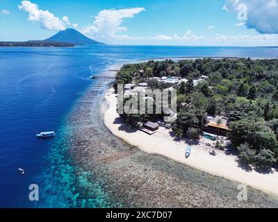 Indonesien Bunaken - Blick auf die Insel Siladen mit Korallenriff Stockfoto