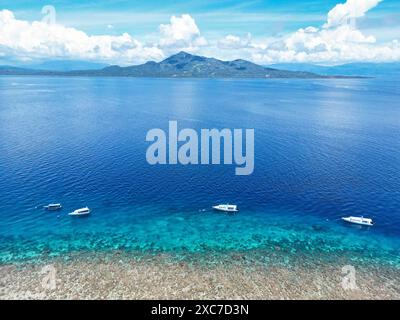 Indonesien Bunaken - Blick auf die Insel Siladen mit Korallenriff Stockfoto