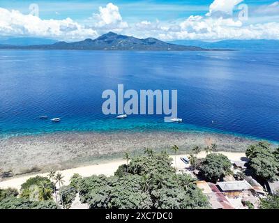 Indonesien Bunaken - Blick auf die Insel Siladen mit Korallenriff Stockfoto