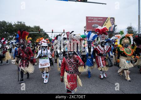 Zulu Tramps in komplexen und farbenfrohen Kostümen und Gesichtsfarbe tanzen während ihrer jährlichen Mardi Gras-Parade durch die Straßen von New Orleans. Stockfoto