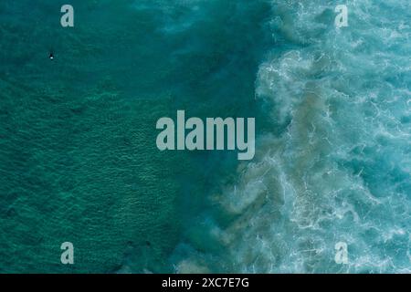 Wellen brechen im Winter am Strand von Sydney von oben in einem Hubschrauber Stockfoto