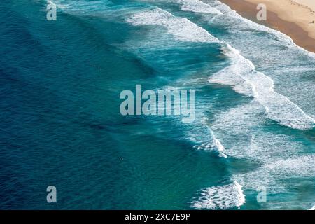 Wellen brechen im Winter am Strand von Sydney von oben in einem Hubschrauber Stockfoto