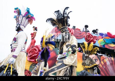 Zulu Tramps in komplexen und farbenfrohen Kostümen und Gesichtsfarbe tanzen während ihrer jährlichen Mardi Gras-Parade durch die Straßen von New Orleans. Stockfoto