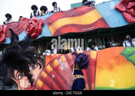 Farbenfrohe und aufwendig dekorierte Zulu-Parade-Wagen mit Rosen, Perlen, Masken und Figuren auf den Straßen von New Orleans am Mardi Gras Morgen. Stockfoto