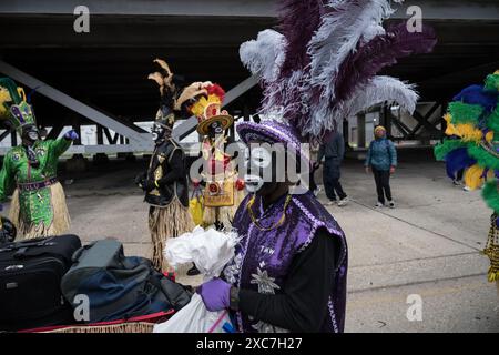 Zulu Tramps in komplexen und farbenfrohen Kostümen und Gesichtsfarbe tanzen während ihrer jährlichen Mardi Gras-Parade durch die Straßen von New Orleans. Stockfoto