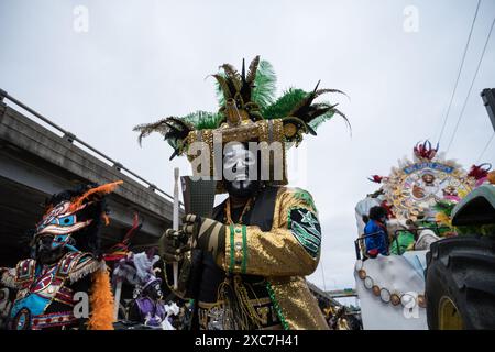 Zulu Tramps in komplexen und farbenfrohen Kostümen und Gesichtsfarbe tanzen während ihrer jährlichen Mardi Gras-Parade durch die Straßen von New Orleans. Stockfoto