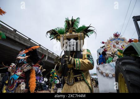 Zulu Tramps in komplexen und farbenfrohen Kostümen und Gesichtsfarbe tanzen während ihrer jährlichen Mardi Gras-Parade durch die Straßen von New Orleans. Stockfoto