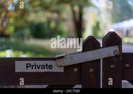 Holzzaun auf dem Grundstück mit dem Wort Privat auf dem Zaun Stockfoto