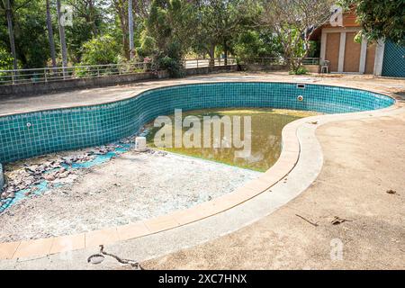 Verlassener Swimmingpool im Gartenhaus. Stockfoto